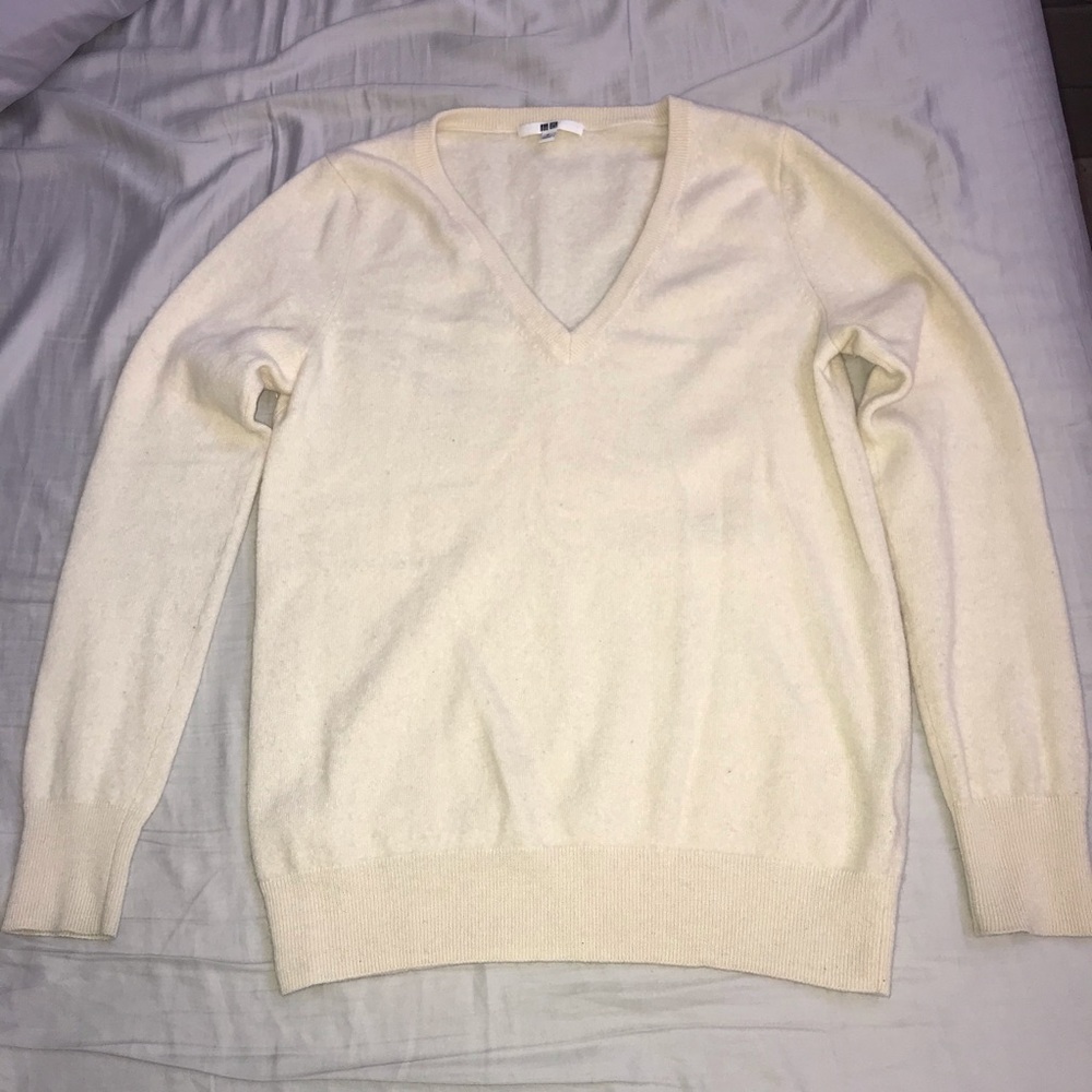 Uniqlo cashmere cream vneck sweater